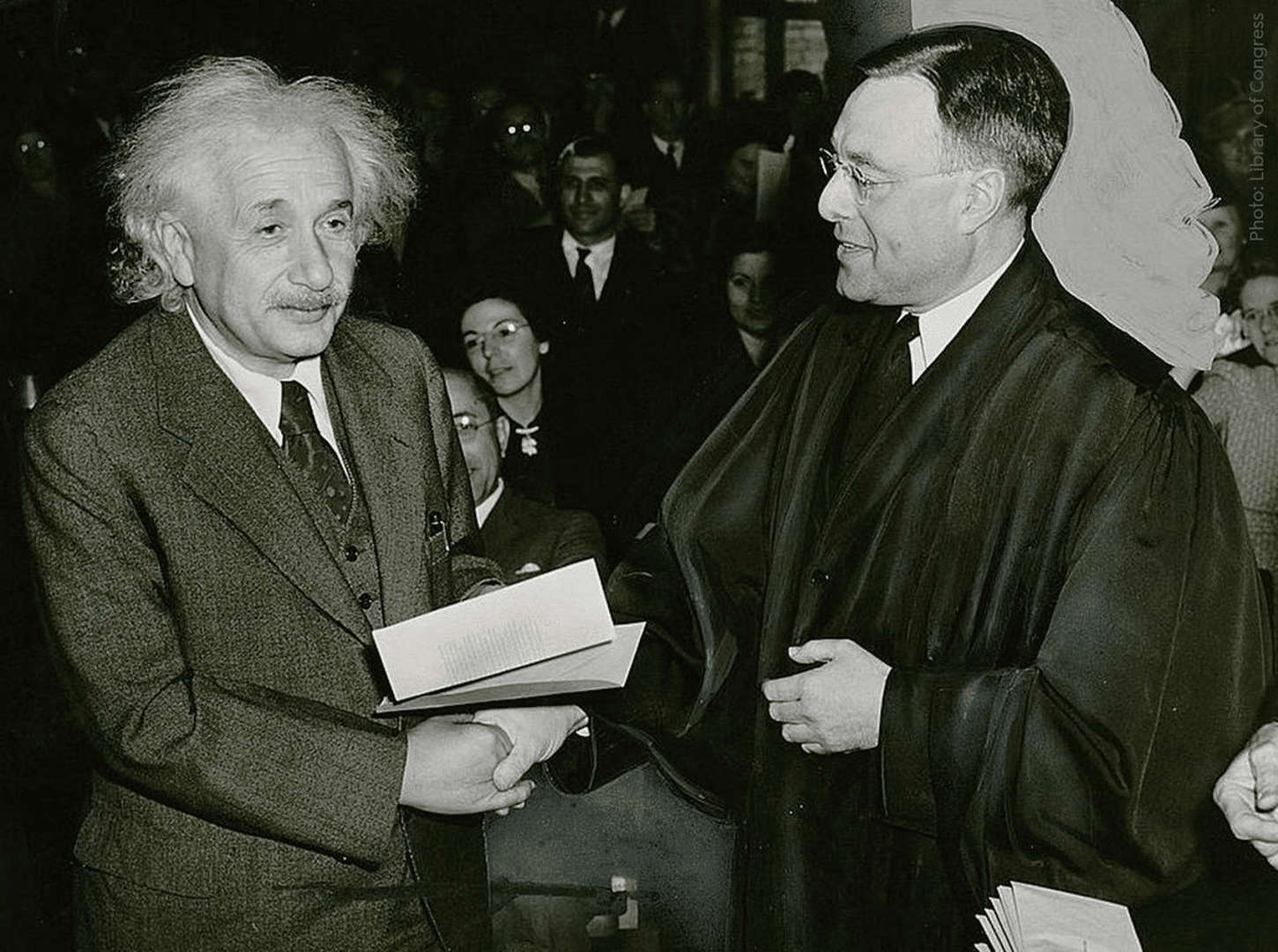 Einstein nhận giải Nobel Vật Lý năm 1921